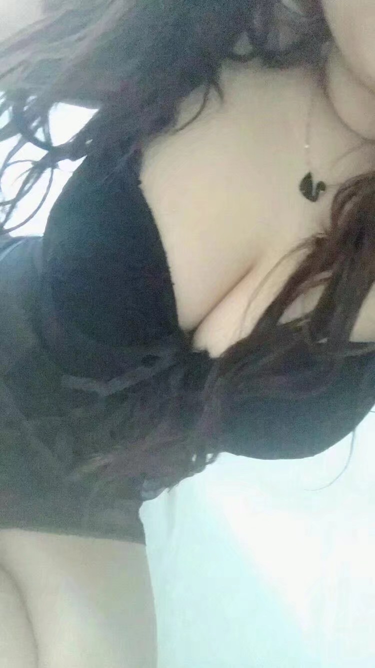 年轻，胸大